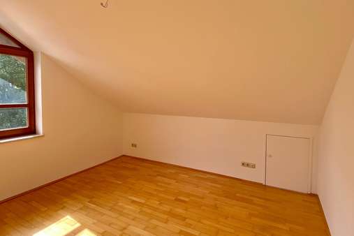 Schlafzimmer - Dachgeschosswohnung in 81247 München mit 54m² mieten