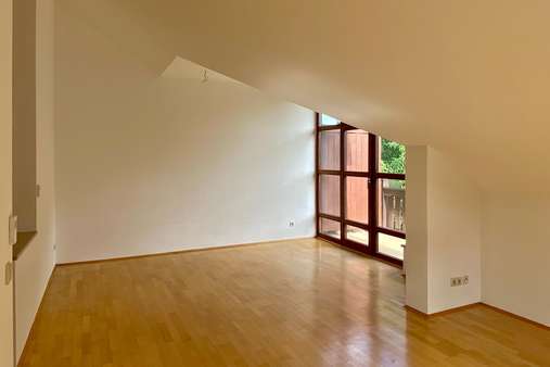 Wohn- und Esszimmer - Dachgeschosswohnung in 81247 München mit 54m² mieten