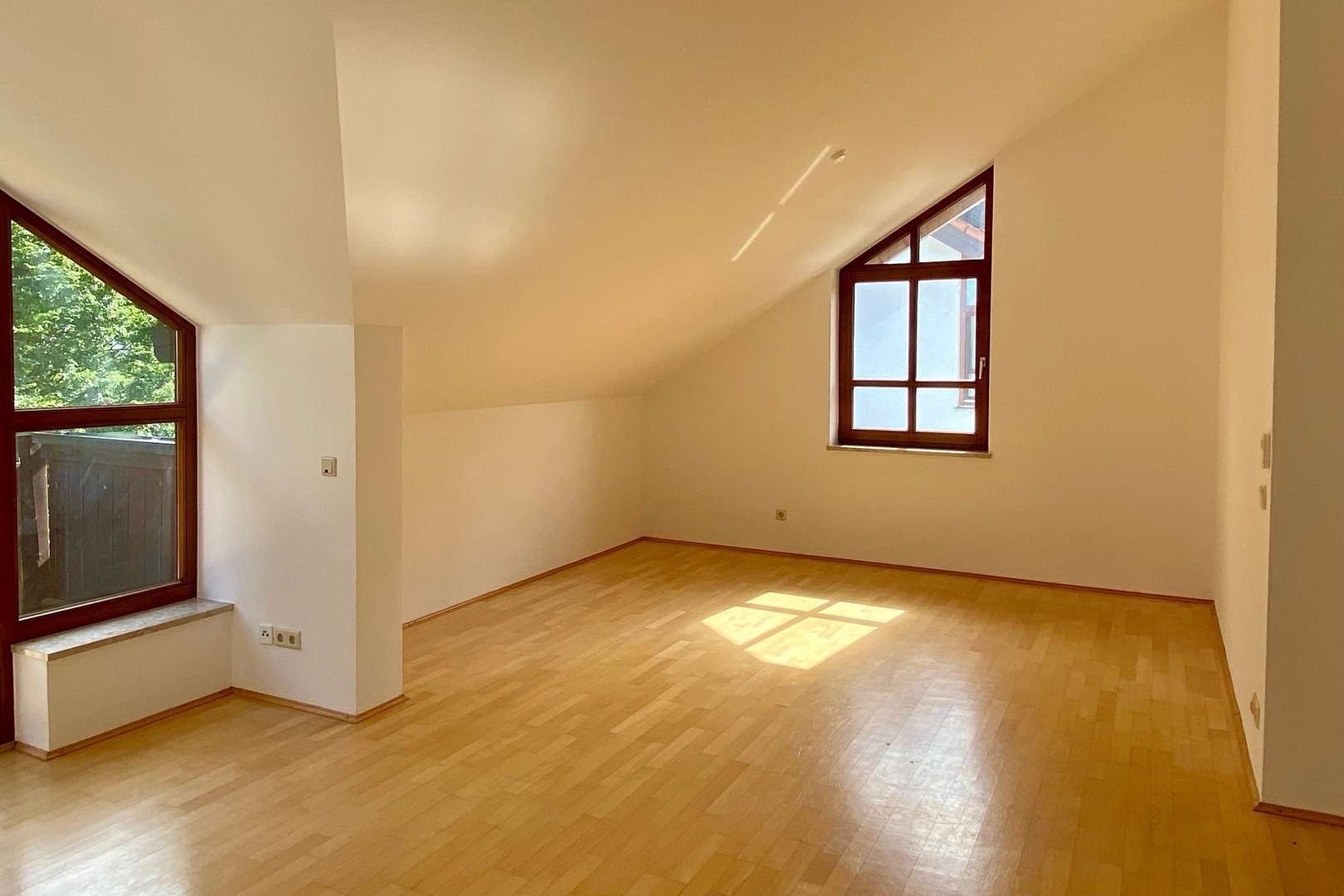 Wohn- und Esszimmer - Dachgeschosswohnung in 81247 München mit 54m² mieten