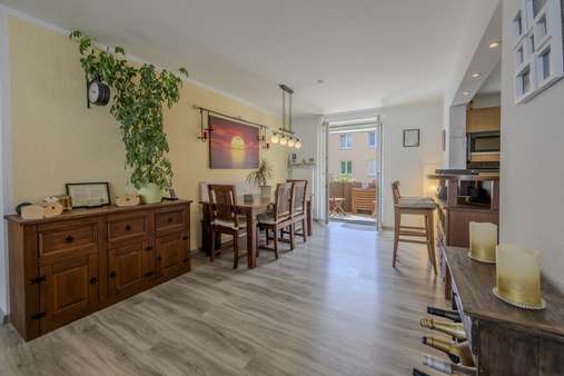 Großes Wohnzimmer - Etagenwohnung in 81549 München mit 103m² kaufen