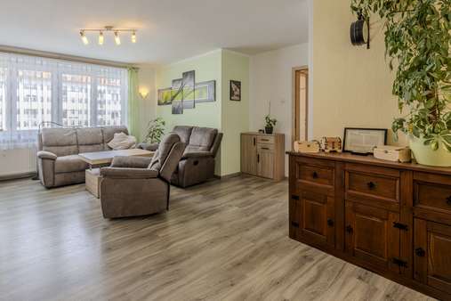 Sofabereich im Wohnzimmer - Etagenwohnung in 81549 München mit 103m² kaufen