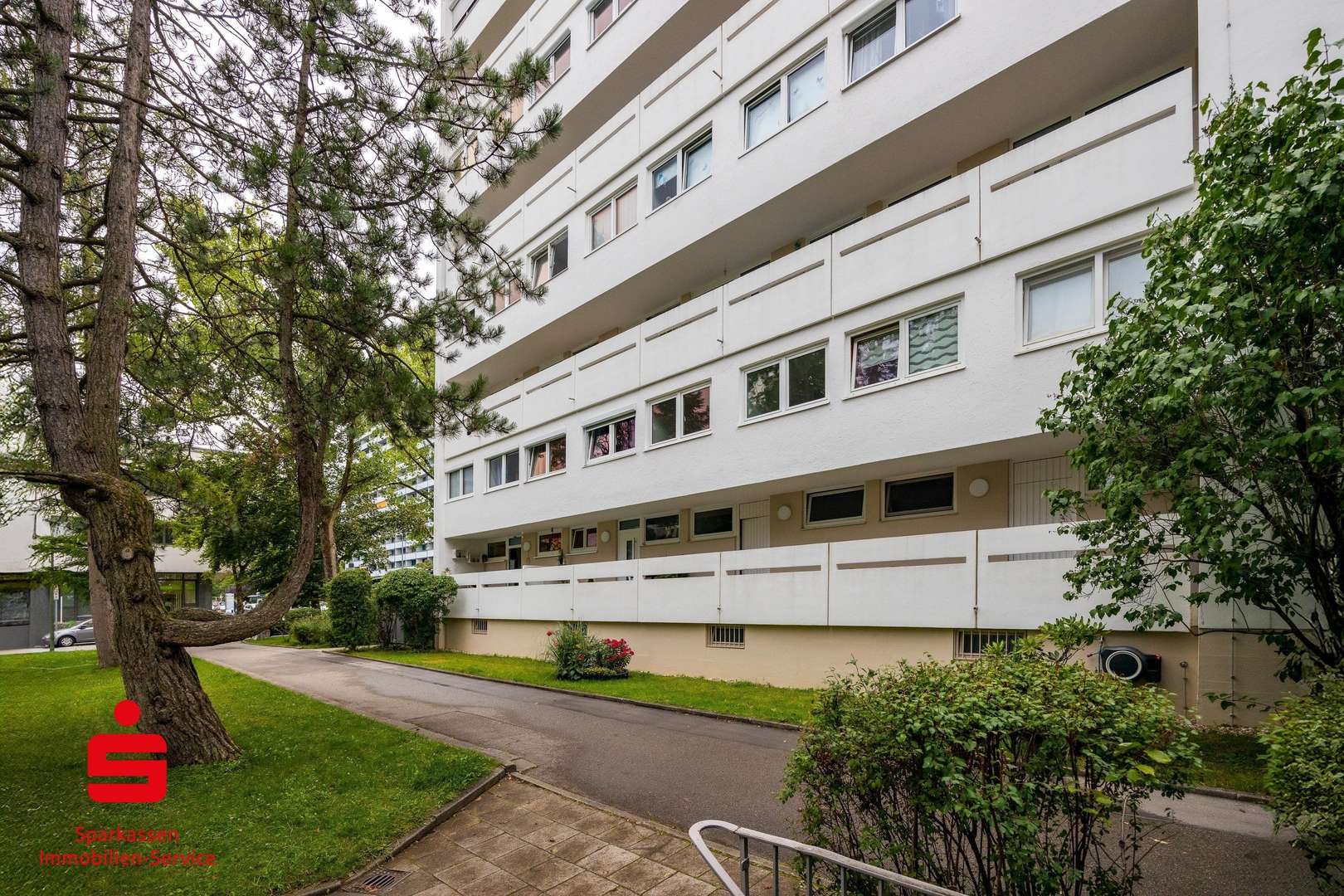 Hausansicht - Erdgeschosswohnung in 81476 München mit 77m² kaufen