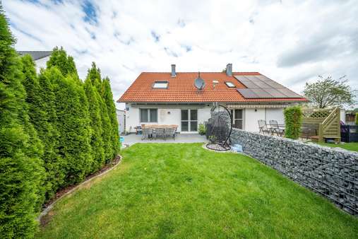 Hausansicht - Doppelhaushälfte in 80995 München mit 112m² kaufen