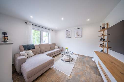 Wohnzimmer - Doppelhaushälfte in 80995 München mit 112m² kaufen