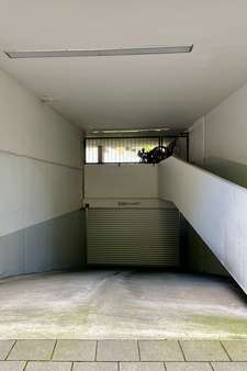 Einfahrt Einfahrt - Tiefgaragenstellplatz in 80807 München mit 0m² mieten