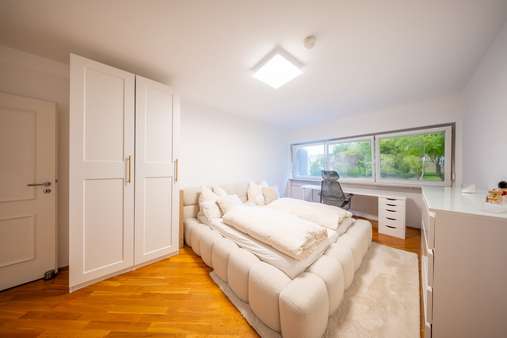 Schlafzimmer - Etagenwohnung in 80995 München mit 80m² kaufen