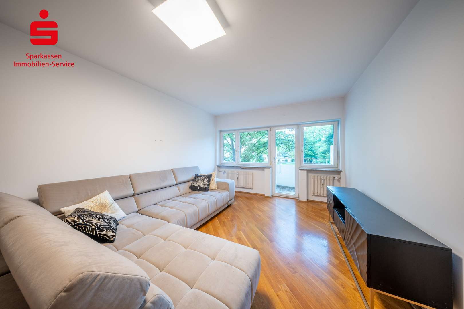 Wohnzimmer - Etagenwohnung in 80995 München mit 80m² kaufen