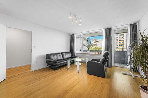 Wohnzimmer Wohnzimmer - Etagenwohnung in 80995 München mit 70m² kaufen