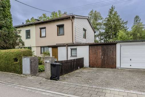 Außenansicht Hofeinfahrt - Doppelhaushälfte in 85521 Riemerling mit 101m² kaufen