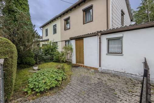 Hauseingang und Anbau - Doppelhaushälfte in 85521 Riemerling mit 101m² kaufen