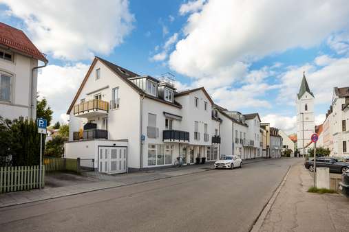 Blick in die Straße - Erdgeschosswohnung in 82256 Fürstenfeldbruck mit 111m² kaufen