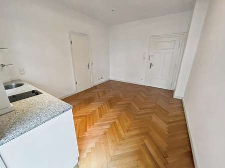 Wohnraum Ansicht vom Balkon Wohnraum Ansicht vom Balkon - Etagenwohnung in 80469 München mit 24m² kaufen