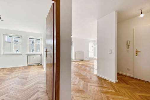 Blick ins Wohn-/ Schlafzimmer - Etagenwohnung in 80639 München mit 100m² kaufen