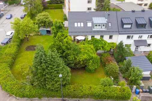 Eigennutzung im EG möglich! Vermietetes 3-Parteien-Haus auf sonnigem Eckgrundstück in ruhiger Lage