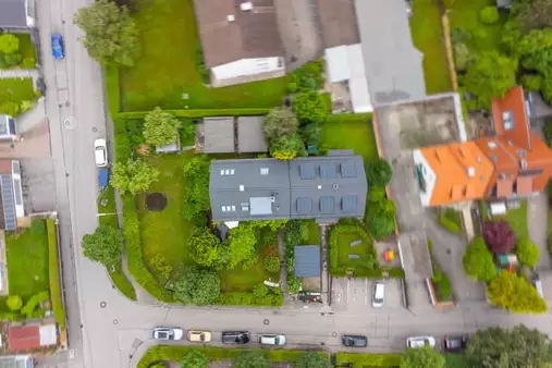 Eigennutzung im EG möglich! Vermietetes 3-Parteien-Haus auf sonnigem Eckgrundstück in ruhiger Lage