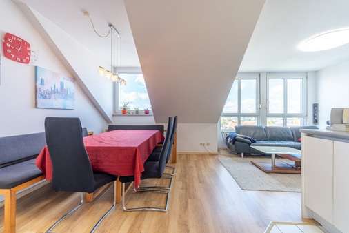 Wohn-/ Essbereich - Dachgeschosswohnung in 80687 München mit 71m² kaufen