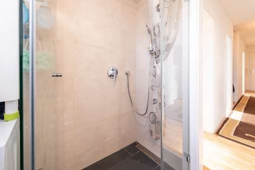 Badezimmer  mit Walk-In-Dusche - Etagenwohnung in 81927 München mit 80m² kaufen