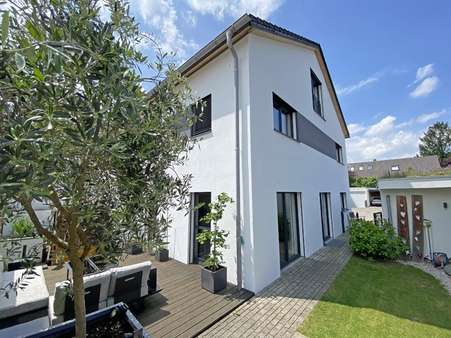 Rückansicht - Doppelhaushälfte in 81825 München mit 148m² kaufen