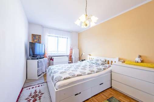 Schlafzimmer - Dachgeschosswohnung in 81739 München mit 77m² kaufen