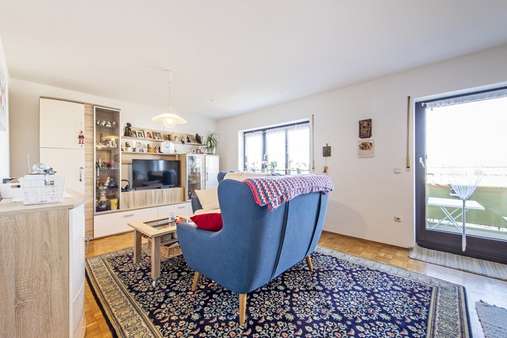 Wohnzimmer - Dachgeschosswohnung in 81739 München mit 77m² kaufen