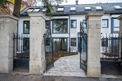 Denkmalgeschütztes Tor Denkmalgeschütztes Tor - Etagenwohnung in 81737 München mit 57m² kaufen