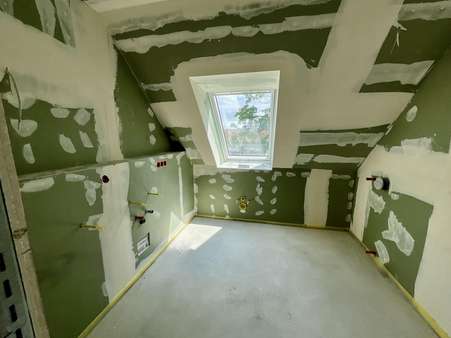 Bad 2 - Dachgeschosswohnung in 81737 München mit 89m² kaufen