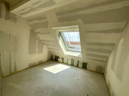 Schlafzimmer - Dachgeschosswohnung in 81737 München mit 89m² kaufen
