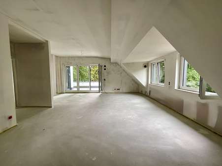 Wohnzimmer - Dachgeschosswohnung in 81737 München mit 109m² kaufen