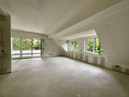 Wohnzimmer - Dachgeschosswohnung in 81737 München mit 109m² kaufen