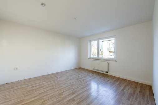 Wohnzimmer - Etagenwohnung in 80997 München mit 62m² kaufen