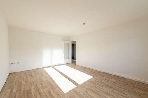 Wohnzimmer - Etagenwohnung in 80997 München mit 62m² kaufen