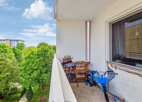 Balkon zum Wohnzimmer - Etagenwohnung in 81735 München mit 75m² kaufen