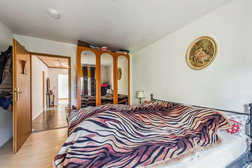 Schlafzimmer mit Laminatboden - Etagenwohnung in 81735 München mit 75m² kaufen