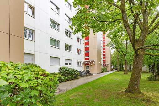 Hauseingangsseite - Etagenwohnung in 81927 München mit 74m² kaufen