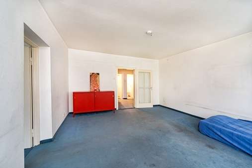 Wohnzimmer - Erdgeschosswohnung in 80801 München mit 86m² kaufen