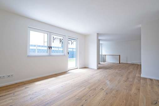 Wohnzimmer - Erdgeschosswohnung in 80993 München mit 111m² kaufen