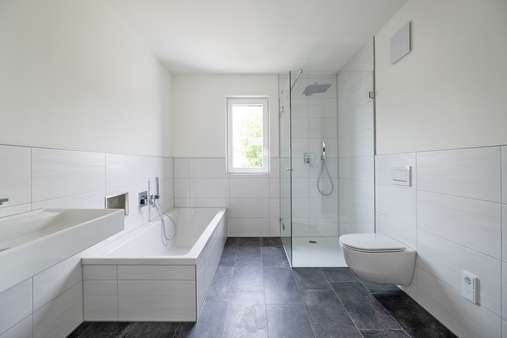 Tageslichtbad mit Dusche+Wanne - Maisonette-Wohnung in 80993 München mit 102m² kaufen