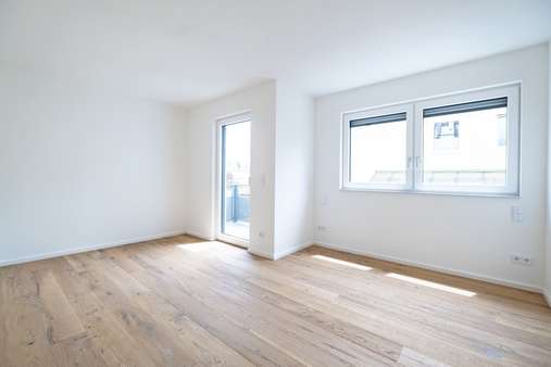 Schlafzimmer mit Balkon OG - Maisonette-Wohnung in 80993 München mit 85m² kaufen