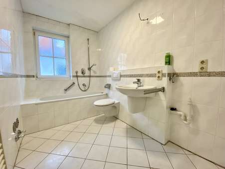 Badezimmer - Etagenwohnung in 81249 München mit 80m² kaufen