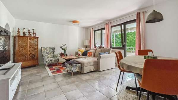 Wohnzimmer - Etagenwohnung in 81673 München mit 80m² kaufen