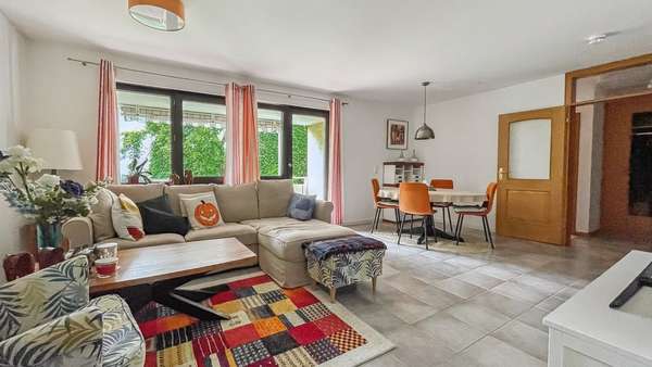 Wohnzimmer - Etagenwohnung in 81673 München mit 80m² kaufen