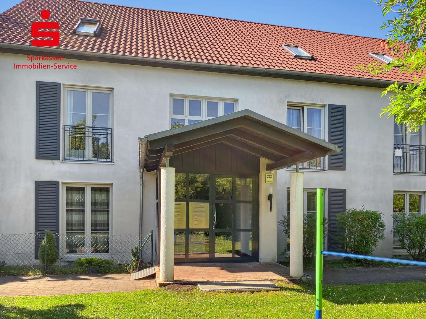 Hauseingang - Etagenwohnung in 80995 München mit 62m² kaufen