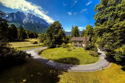 Denkmalgeschützte Landhaus-Villa mit Blick auf die Zugspitze