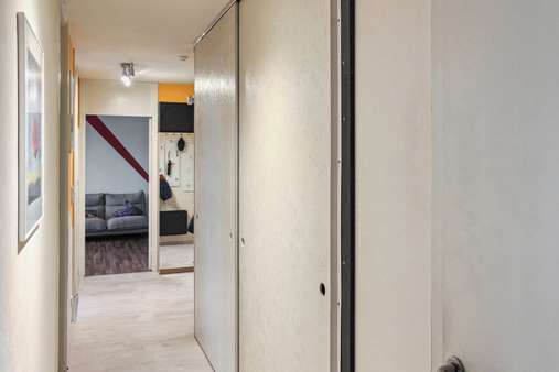 Flur mit Einbauschrank - Etagenwohnung in 81927 München mit 78m² kaufen