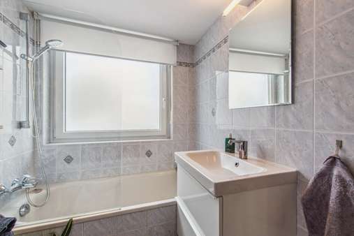 Badezimmer - Erdgeschosswohnung in 81549 München mit 95m² kaufen