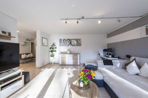Wohnzimmer - Etagenwohnung in 82319 Starnberg mit 120m² kaufen