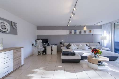Wohnzimmer - Etagenwohnung in 82319 Starnberg mit 120m² kaufen