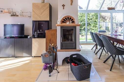 Kachelofen im Wohn-/Essbereich - Doppelhaushälfte in 82178 Puchheim mit 143m² kaufen