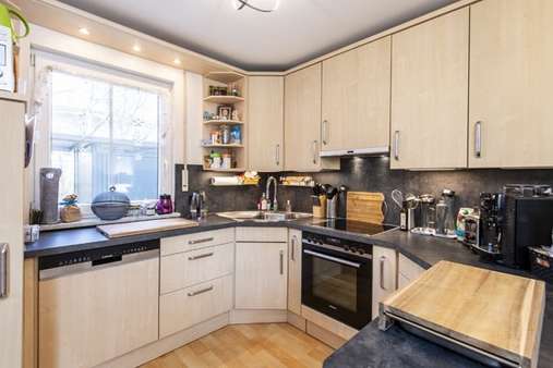 Offene Küche mit Fenster - Doppelhaushälfte in 82178 Puchheim mit 143m² kaufen