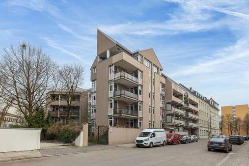 Hausansicht - Erdgeschosswohnung in 80636 München mit 101m² kaufen